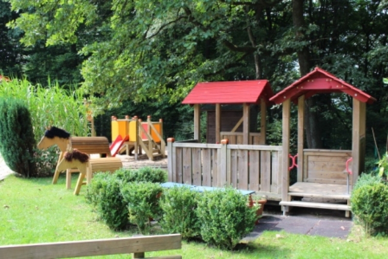 Auf dem Außenspielgelände können die Kinder nach Herzenslust ihren Rollenspielen nachgehen.