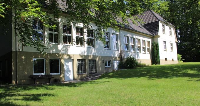 Große Wiese hinter dem Haus.