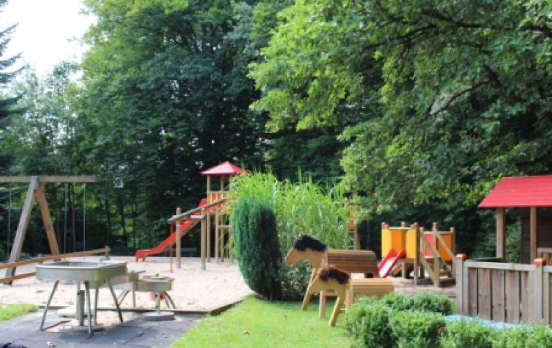 Unser großer Spielplatz mit vielfältigen und spielanregenden Außenspielgeräten.