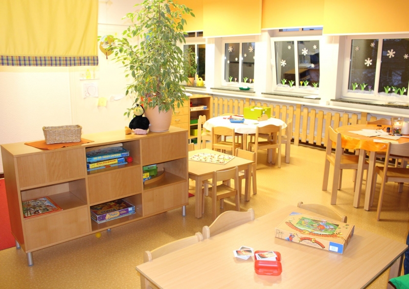 Gruppenraum. Hier finden die Kinder sprachliche, kognitive und kreative Anregungen.