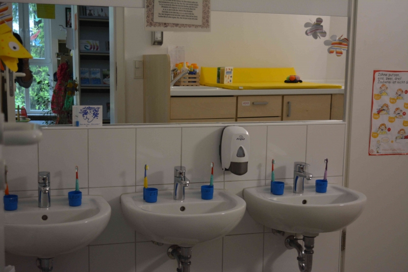 Hier können sich die grünen Zwerge die Zähne putzen. Natürlich gibt es auch zwei Toiletten!