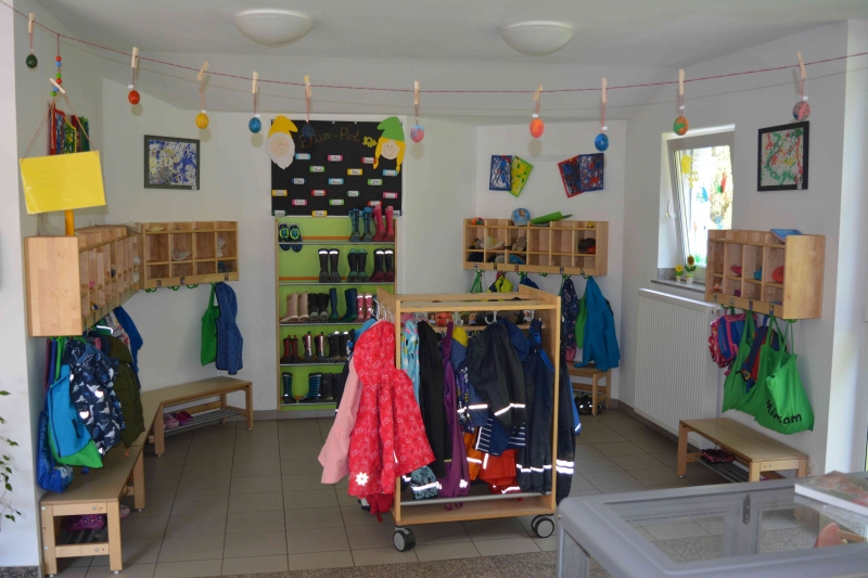 Jeder Zwerg hat seinen eigenen Platz für Stiefel, Matschsachen und alles was man so im Kindergarten braucht.